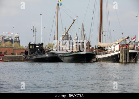 Amsterdam, Pays-Bas - 20 Avril 2017 : Amsterdam, Pays-Bas - 20 Avril 2017 : vue générale du port d'Oosterdock, Amsterdam, Pays-Bas Banque D'Images