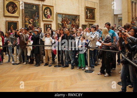 Paris, France - 12 septembre 2018 : une foule d'activité jusqu'à la barrière devant le Louvre et la Joconde. Banque D'Images