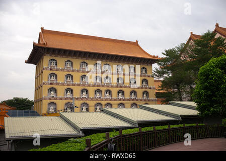 Fo Guang Shan - Plus grand monastère bouddhiste de Taïwan-Un bâtiment jaune contenant de nombreuses statues religieuses. Novembre 2018, Kaohsiung Banque D'Images