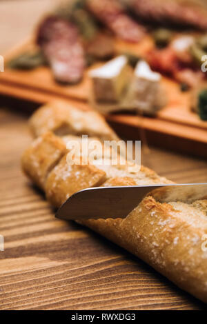 Saucisses et fromages pour l'apéritif servi sur plaque de bois Banque D'Images