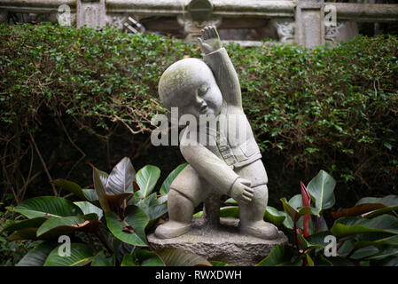 Fo Guang Shan - Plus grand monastère bouddhiste de Taïwan-un mignon petit bouddha statue en pierre dans les jardins du temple dans l'exercice de présenter. Kaohsiung, 2018 Banque D'Images