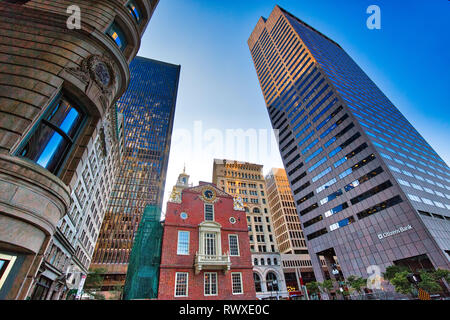 Boston, MA, USA-Octobre 16, 2017 : le Massachusetts State House vieux bâtiment, une attraction historique fréquemment visité par de nombreux touristes Banque D'Images