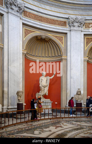 Visiteurs ou touristes dans la Sala Rotonda, salle circulaire ou rotonde du musée du Vatican ou des Musées du Vatican Banque D'Images