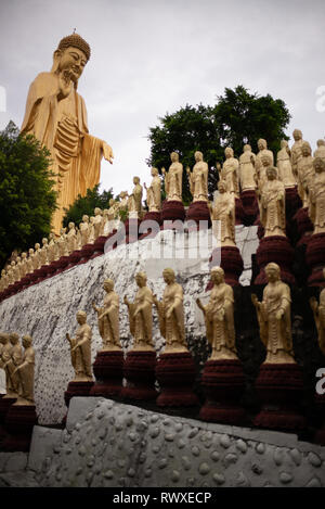 Fo Guang Shan - Plus grand monastère bouddhiste dans Taiwan-The 40m de haut Grand Bouddha statue en or, entouré de petits bouddhas. Kaohsiung, Nov 2018 Banque D'Images