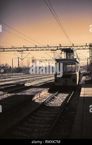 Vieille et petite locomotive stationné en gare pendant la journée. Banque D'Images