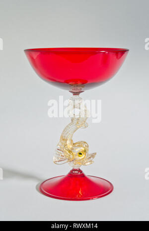 Verre de Murano Salviati Tazza / compose avec Aventurine Dolphin Tige sur pied plié Banque D'Images