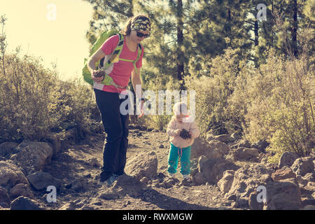 Mère et fille marcher ensemble sur un sentier forestier. Banque D'Images
