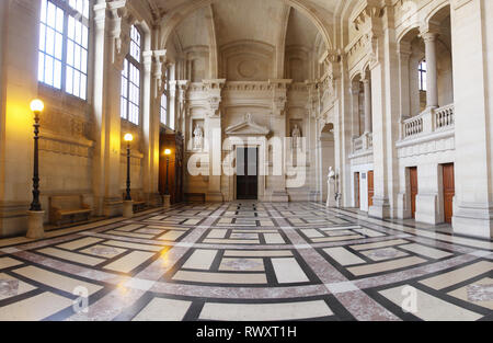 Hall à l'intérieur de l'impressionnant Palais de Justice 'parisien' Banque D'Images