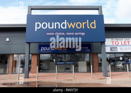 Le Poundworld store sur le lien Lecture Retail Park à Reading, Berkshire est laissé vide après l'ensemble de la chaîne fermée. Banque D'Images