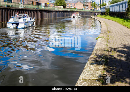 Des bateaux naviguant sur un canal de la ville et les gens qui marchent sur le chemin de halage, Nottingham et Beeston Canal à Nottingham, Angleterre, RU Banque D'Images