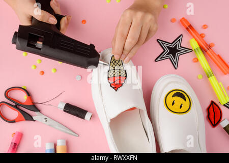 L'application de patches pour chaussures fille Banque D'Images