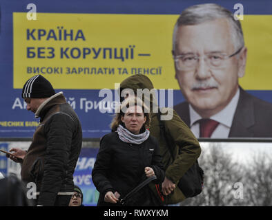 Kiev, Ukraine. Mar 6, 2019. Les gens vu debout à l'arrêt de bus à côté d'un panneau d'affichage politique ukrainien de candidat à l'élection présidentielle et leader du ''Position civile'' parti politique Anatoliy Hrytsenko disant, un pays sans corruption ''" les salaires et pensions. Élections présidentielles en Ukraine aura lieu le 31 mars 2019. Crédit : Sergei Chuzavkov/SOPA Images/ZUMA/Alamy Fil Live News Banque D'Images