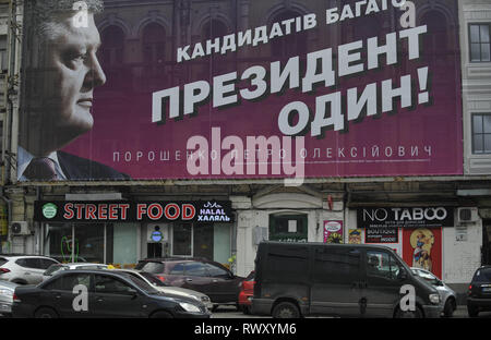Kiev, Ukraine. Mar 6, 2019. Voitures vues passe par un affichage politique de candidat à la présidence de l'Ukraine, Petro Poroshenko, disant : ''Il y a beaucoup de candidats - le président est un !''.Les élections présidentielles en Ukraine aura lieu le 31 mars 2019. Crédit : Sergei Chuzavkov/SOPA Images/ZUMA/Alamy Fil Live News Banque D'Images