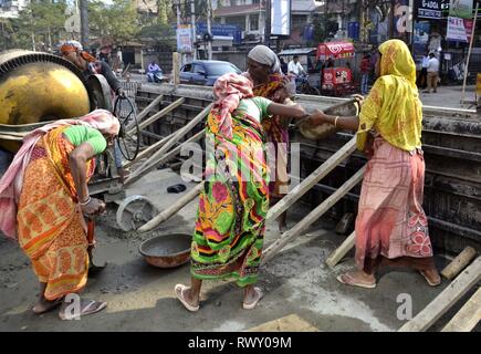 Guwahati, Assam, Inde. 07Th Mar, 2019. Le travail des femmes à la construction de routes dans la région de Guwahati le Jeudi, Mars 07, 2019. Chaque année, le 8 Mars est observée comme la Journée internationale de la femme pour célébrer la vie sociale, économique, culturelle et politique des femmes du monde entier. Réalisations Credit : Hafiz Ahmed/Alamy Live News Banque D'Images