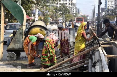 Guwahati, Assam, Inde. 07Th Mar, 2019. Le travail des femmes à la construction de routes dans la région de Guwahati le Jeudi, Mars 07, 2019. Chaque année, le 8 Mars est observée comme la Journée internationale de la femme pour célébrer la vie sociale, économique, culturelle et politique des femmes du monde entier. Réalisations Credit : Hafiz Ahmed/Alamy Live News Banque D'Images