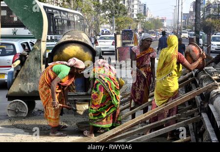 Guwahati, Assam, Inde. 07Th Mar, 2019. Le travail des femmes à la construction de routes dans la région de Guwahati le Jeudi, Mars 07, 2019. Chaque année, le 8 Mars est observée comme la Journée internationale de la femme pour célébrer la vie sociale, économique, culturelle et politique des femmes du monde entier. Réalisations Credit : Hafiz Ahmed/Alamy Live News Banque D'Images