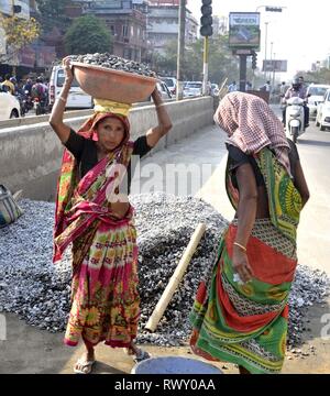 Guwahati, Assam, Inde. 07Th Mar, 2019. Le travail des femmes à la construction de routes dans la région de Guwahati le Jeudi, Mars 07, 2019. Chaque année, le 8 Mars est observée comme la Journée internationale de la femme pour célébrer la vie sociale, économique, culturelle et politique des femmes du monde entier. Réalisations Credit : Hafiz Ahmed/Alamy Live News Banque D'Images