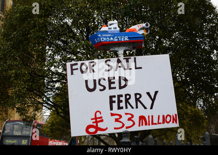 Westminster, London, UK. 7 mars 2019. Anti-Brexit slogan affiché en face de militants du Palais de Westminster à Londres. Crédit : Thomas Krych/Alamy Live News Banque D'Images