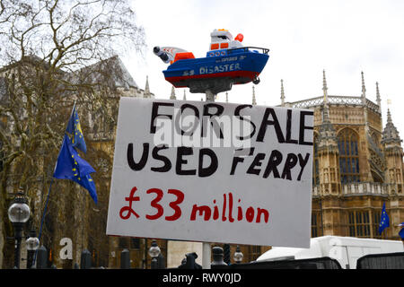 Westminster, London, UK. 7 mars 2019. Anti-Brexit slogan affiché en face de militants du Palais de Westminster à Londres. Crédit : Thomas Krych/Alamy Live News Banque D'Images