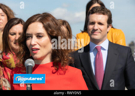 Diaz-Ayuso Isabel, candidat à la présidence de la Communauté de Madrid, vu parler pendant l'événement. Le président du PP, Pablo Casado, ferme d'une loi avec les candidats régionaux et municipaux PP à l'occasion de la Journée internationale de la femme. Banque D'Images