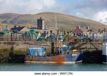 Péninsule de Dingle, comté de Kerry, Irlande. 7 mars 2019. Un bateau de pêche dans le port de Dingle. La péninsule de Dingle, dans le comté de Kerry apprécié une très agréable journée de soleil aujourd'hui que les températures monter en direction d'une prévision de 10 degrés pour le week-end prochain. Crédit : la double couche/Alamy Live News Banque D'Images