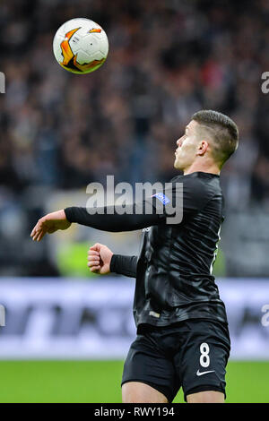 07 mars 2019, Hessen, Frankfurt/Main : Soccer : Europa League, l'Eintracht Francfort - Inter Milan, knockout ronde, ronde de 16 ans, d'abord les jambes, dans la Commerzbank Arena. Luka de Francfort Jovic passe le ballon. Photo : Uwe Anspach/dpa Banque D'Images