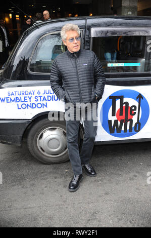 Londres, Royaume-Uni. 7 mars, 2019. Roger Daltry vu l'extérieur de l'Hôtel Royal de Kensington, à promouvoir Wembly concert, avec black cab. Credit : Terry Scott/SOPA Images/ZUMA/Alamy Fil Live News Banque D'Images