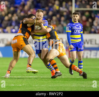 Stade Halliwell Jones, Warrington, Royaume-Uni. 7 mars, 2019. Super League rugby Betfred, Warrington Wolves contre Castleford Tigers ; Blake Austin de Warrington Wolves est abordé par Matt Cook et la Jordanie Rankin de Castleford Tigers : Action Crédit Plus Sport/Alamy Live News Banque D'Images