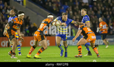 Stade Halliwell Jones, Warrington, Royaume-Uni. 7 mars, 2019. Super League rugby Betfred, Warrington Wolves contre Castleford Tigers ; Daryl Clark de Warrington Wolves est abordé par Matt Cook et Paul McShane de Castleford Tigers : Action Crédit Plus Sport/Alamy Live News Banque D'Images