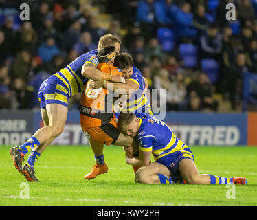 Stade Halliwell Jones, Warrington, Royaume-Uni. 7 mars, 2019. Super League rugby Betfred, Warrington Wolves contre Castleford Tigers ; Matt Cook de Castleford Tigers est abordé par Warrington Wolves : Action Crédit Plus Sport/Alamy Live News Banque D'Images