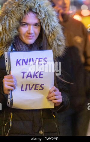 7 mars 2019 London Romford , une grande manifestation pacifique de plus de deux mille personnes ont défilé dans le centre de Romford à Romford de police pour protester contre l'assassinat de Jodie Chesney et contre-couteau la criminalité. Une délégation a rencontré des officiers supérieurs à Romford poste de police. Beaucoup de la foule portait des rubans violet comme une marque de respect. Au cours de la marche et de l'extérieur du poste de police il y avait des chants de 'plus de couteaux' et 'stop' et recherchez la protestation s'est terminé par une minute de silence. Ian Davidson Crédit/Alamy Live News Banque D'Images