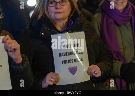 7 mars 2019 London Romford, une grande manifestation pacifique de plus de deux mille personnes ont défilé dans le centre de Romford à Romford de police pour protester contre l'assassinat de Jodie Chesney et contre-couteau la criminalité. Une délégation a rencontré des officiers supérieurs à Romford poste de police. Beaucoup de la foule portait des rubans violet comme une marque de respect. Au cours de la marche et de l'extérieur du poste de police il y avait des chants de 'plus de couteaux' et 'stop' et recherchez la protestation s'est terminé par une minute de silence. Ian Davidson Crédit/Alamy Live News Banque D'Images