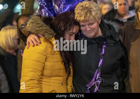 Romford Londres, 7 mars 2019 une grande manifestation pacifique de plus de deux mille personnes ont défilé dans le centre de Romford à Romford de police pour protester contre l'assassinat de Jodie Chesney et contre-couteau la criminalité. Une délégation a rencontré des officiers supérieurs à Romford poste de police. Beaucoup de la foule portait des rubans violet comme une marque de respect. Au cours de la marche et de l'extérieur du poste de police il y avait des chants de 'plus de couteaux' et 'stop' et recherchez la protestation s'est terminé par une minute de silence. Ian Davidson Crédit/Alamy Live News Banque D'Images