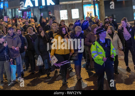 7 mars 2019 London Romford , une grande manifestation pacifique de plus de deux mille personnes ont défilé dans le centre de Romford à Romford de police pour protester contre l'assassinat de Jodie Chesney et contre-couteau la criminalité. Une délégation a rencontré des officiers supérieurs à Romford poste de police. Beaucoup de la foule portait des rubans violet comme une marque de respect. Au cours de la marche et de l'extérieur du poste de police il y avait des chants de 'plus de couteaux' et 'stop' et recherchez la protestation s'est terminé par une minute de silence. Ian Davidson Crédit/Alamy Live News Banque D'Images