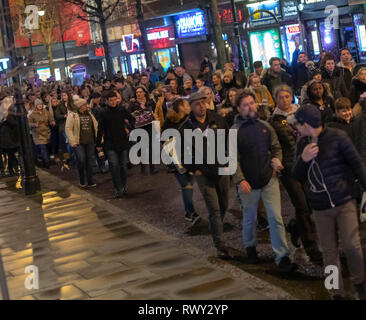 Romford Londres, 7 mars 2019 une grande manifestation pacifique de plus de deux mille personnes ont défilé dans le centre de Romford à Romford de police pour protester contre l'assassinat de Jodie Chesney et contre-couteau la criminalité. Une délégation a rencontré des officiers supérieurs à Romford poste de police. Beaucoup de la foule portait des rubans violet comme une marque de respect. Au cours de la marche et de l'extérieur du poste de police il y avait des chants de 'plus de couteaux' et 'stop' et recherchez la protestation s'est terminé par une minute de silence. Ian Davidson Crédit/Alamy Live News Banque D'Images