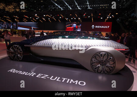 Genève, Suisse. 7 mars, 2019. Les gens regardent l'Ez-Ultimo Renault concept à la 89e Salon International de l'Automobile à Genève, Suisse, le 7 mars 2019. Le 89e Salon International de l'Automobile de Genève a officiellement ouvert au public le jeudi, où les voitures électriques ont continué à prendre l'initiative comme une quasi-consensus par de nombreux constructeurs automobiles pour le développement futur de l'industrie. Credit : Xu Jinquan/Xinhua/Alamy Live News Banque D'Images