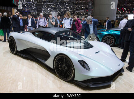 Genève, Suisse. 7 mars, 2019. Les gens regardent l'Aston Martin AM-RB 003 hypercar au 89e Salon International de l'Automobile à Genève, Suisse, le 7 mars 2019. Le 89e Salon International de l'Automobile de Genève a officiellement ouvert au public le jeudi, où les voitures électriques ont continué à prendre l'initiative comme une quasi-consensus par de nombreux constructeurs automobiles pour le développement futur de l'industrie. Credit : Xu Jinquan/Xinhua/Alamy Live News Banque D'Images