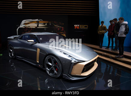 Genève, Suisse. 7 mars, 2019. Les gens regardent la Nissan GT-R50 concept à la 89e Salon International de l'Automobile à Genève, Suisse, le 7 mars 2019. Le 89e Salon International de l'Automobile de Genève a officiellement ouvert au public le jeudi, où les voitures électriques ont continué à prendre l'initiative comme une quasi-consensus par de nombreux constructeurs automobiles pour le développement futur de l'industrie. Credit : Xu Jinquan/Xinhua/Alamy Live News Banque D'Images