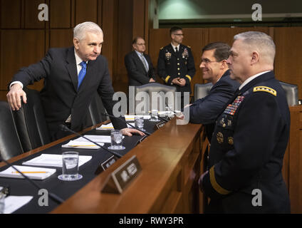 7 mars 2019 - Washington, District of Columbia, États-Unis - États-Unis Le sénateur Jack Reed (démocrate du Rhode Island), à gauche, s'entretient avec le secrétaire de l'armée, le docteur Mark Esper T., deuxième à droite, et l'US Army Le Général Mark A. Milley, Chef du personnel de l'armée, à droite, avant l'audience devant le comité du Sénat américain sur les services armés au cours d'une audition sur les ''La responsabilité de la chaîne de commandement militaire pour garantir la sécurité du logement et d'autres chantiers d'infrastructure pour servir ses membres et leurs familles'' sur la colline du Capitole à Washington, DC le Jeudi, Mars 7, 2019 (Crédit Image : © Ron Sachs/CNP via Z Banque D'Images