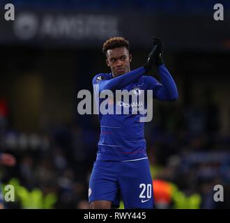 Londres, Royaume-Uni. 7 mars, 2019. Julien Hudson-Odoi de Chelsea applaudit les fans lors de l'Europa League Round de 16 premier match de jambe, entre Chelsea et Dynamo Kiev à Stamford Bridge le 7 mars 2019 à Londres, Royaume-Uni. Credit : European Sports Agence photographique/Alamy Live News Banque D'Images