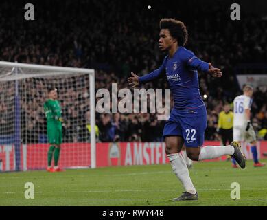 Londres, Royaume-Uni. 7 mars, 2019. Willian de Chelsea célèbre marqué un but au cours de la Ligue Europa ronde de 16, premier match de jambe entre Chelsea et Dynamo Kiev à Stamford Bridge le 7 mars 2019 à Londres, Royaume-Uni. Credit : European Sports Agence photographique/Alamy Live News Banque D'Images