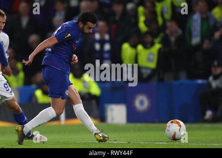 Londres, Royaume-Uni. 7 mars, 2019. Pedro de Chelsea marque un goalduring la Ligue Europa ronde de 16, premier match de jambe entre Chelsea et Dynamo Kiev à Stamford Bridge le 7 mars 2019 à Londres, Royaume-Uni. Credit : European Sports Agence photographique/Alamy Live News Banque D'Images