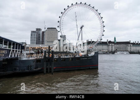 Londres, Royaume-Uni. 07Th Mar, 2019. Remblai à météo sombres et Whitehall Place. La fin de l'après-midi gloom hits le remblai, Tattersall Château, voie cyclable et Whitehall Place. Crédit : Peter Hogan/Alamy Live News Banque D'Images