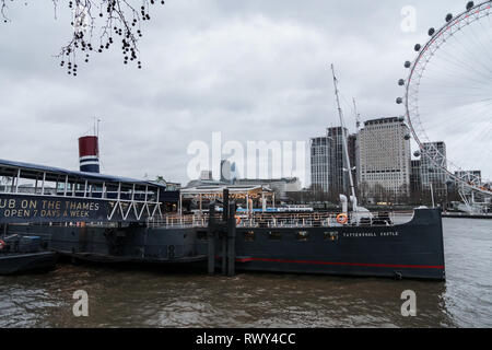 Londres, Royaume-Uni. 07Th Mar, 2019. Remblai à météo sombres et Whitehall Place. La fin de l'après-midi gloom hits le remblai, Tattersall Château, voie cyclable et Whitehall Place. Crédit : Peter Hogan/Alamy Live News Banque D'Images