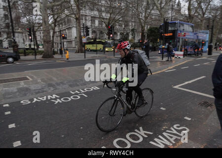 Londres, Royaume-Uni. 07Th Mar, 2019. Remblai à météo sombres et Whitehall Place. La fin de l'après-midi gloom hits le remblai, Tattersall Château, voie cyclable et Whitehall Place. Crédit : Peter Hogan/Alamy Live News Banque D'Images