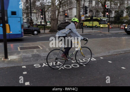 Londres, Royaume-Uni. 07Th Mar, 2019. Remblai à météo sombres et Whitehall Place. La fin de l'après-midi gloom hits le remblai, Tattersall Château, voie cyclable et Whitehall Place. Crédit : Peter Hogan/Alamy Live News Banque D'Images