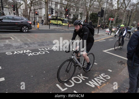 Londres, Royaume-Uni. 07Th Mar, 2019. Remblai à météo sombres et Whitehall Place. La fin de l'après-midi gloom hits le remblai, Tattersall Château, voie cyclable et Whitehall Place. Crédit : Peter Hogan/Alamy Live News Banque D'Images