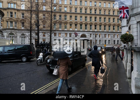 Londres, Royaume-Uni. 07Th Mar, 2019. Remblai à météo sombres et Whitehall Place. La fin de l'après-midi gloom hits le remblai, Tattersall Château, voie cyclable et Whitehall Place. Crédit : Peter Hogan/Alamy Live News Banque D'Images