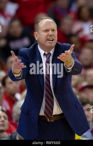 Madison, WI, USA. 7 mars, 2019. L'entraîneur-chef Greg Gard Wisconsin réagit pendant le match de basket-ball de NCAA entre l'Iowa Hawkeyes et le Wisconsin Badgers au Kohl Center à Madison, WI. John Fisher/CSM/Alamy Live News Banque D'Images