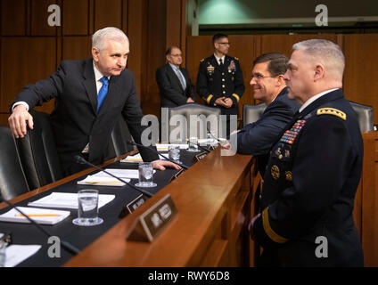 États-unis le sénateur Jack Reed (démocrate du Rhode Island), à gauche, s'entretient avec le secrétaire de l'armée, le docteur Mark Esper T., deuxième à droite, et l'US Army Le Général Mark A. Milley, Chef du personnel de l'armée, à droite, avant l'audience devant le comité du Sénat américain sur les services armés au cours d'une audition sur "la responsabilité de la chaîne de commandement militaire pour garantir la sécurité du logement et d'autres chantiers d'infrastructure pour servir ses membres et de leurs familles sur la colline du Capitole à Washington, DC le Jeudi, Mars 7, 2019. Credit : Ron Sachs/CNP/MediaPunch Banque D'Images